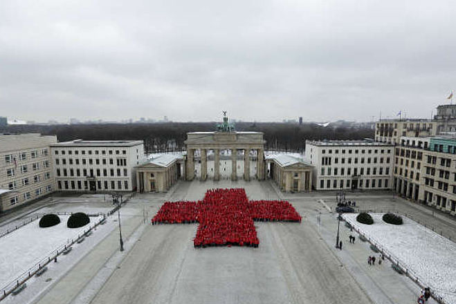 Jubiläum 150 Jahre DRK: Rotes Kreuz vor dem Brandenburger Tor in Berlin